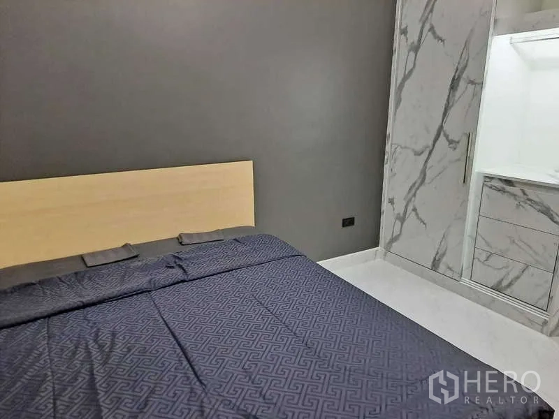 คอนโด ให้เช่าในKhlong Toei, Bangkok - ผนังห้องนอนติดตู้เสื้อผ้าบิลท์อินลายหินอ่อนข้างเตียง