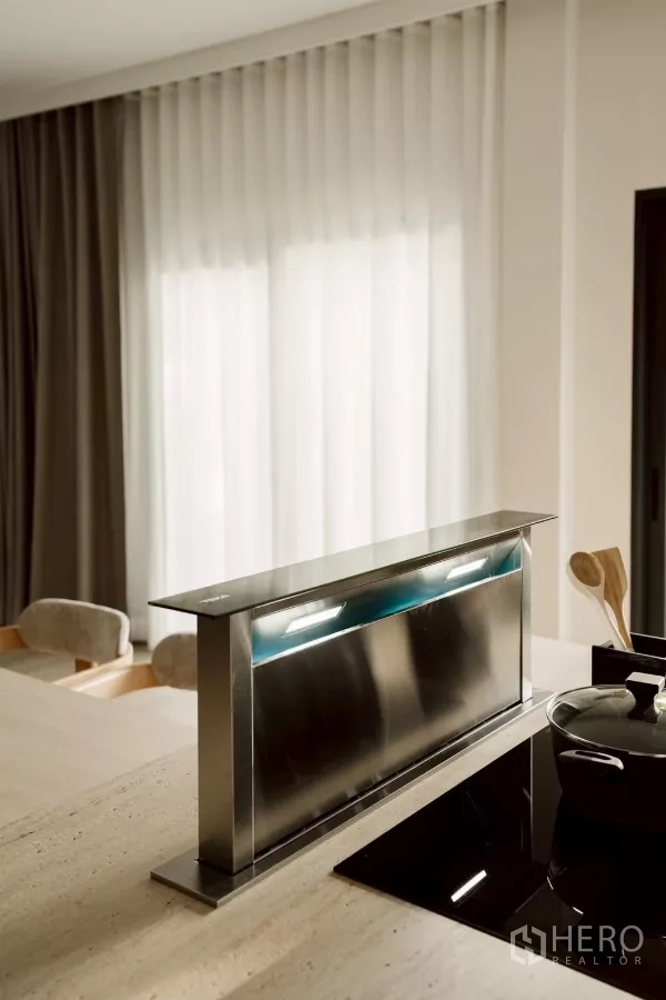 Detached House for rent in Bang Phli, Samut Prakan - Retractable downdraft hood rising beside the induction cooktop