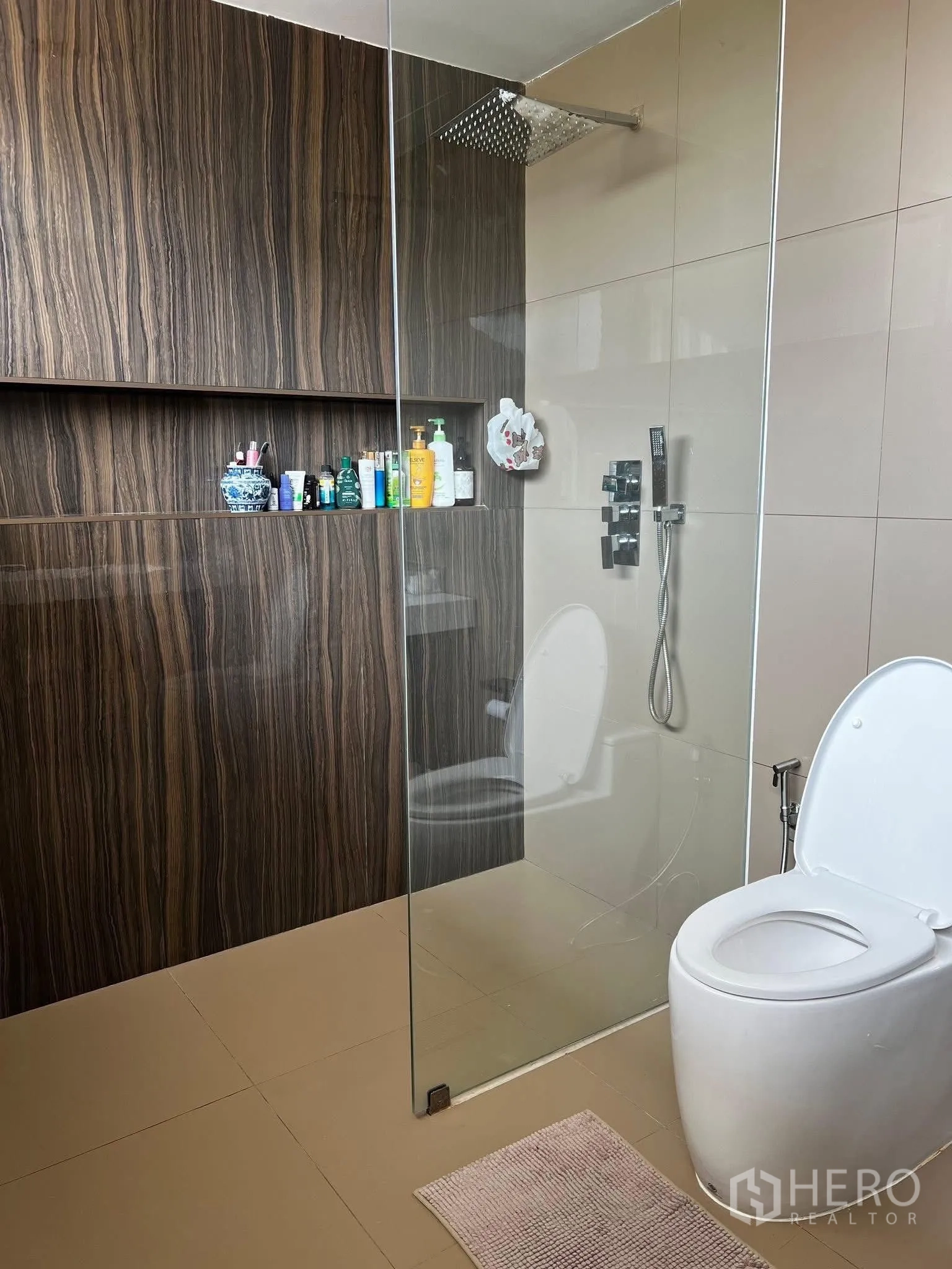 ทาวน์เฮาส์ for rent or sale in Watthana, Bangkok - ห้องน้ำสมัยใหม่พร้อมตู้กระจก ฝักบัวเรนชาวเวอร์ และโถสุขภัณฑ์