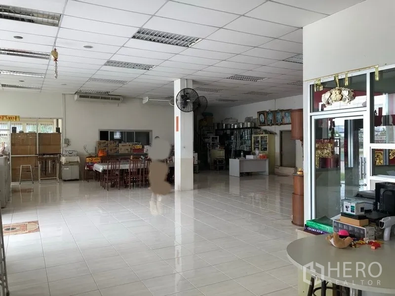 โรงงาน ให้เช่าหรือขายในLam Luk Ka, Pathum Thani - โถงสำนักงาน/ลอบบี้ปูกระเบื้องกว้าง ฝ้าเพดาน โต๊ะและชั้นวางของ