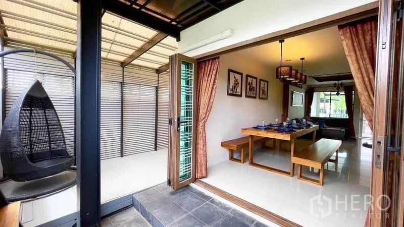 ทาวน์เฮาส์ ให้เช่า - ประตูบานเลื่อนเปิดสู่ชานระเบียงมีหลังคา พร้อมชิงช้าแขวนข้างโซนรับประทานอาหาร