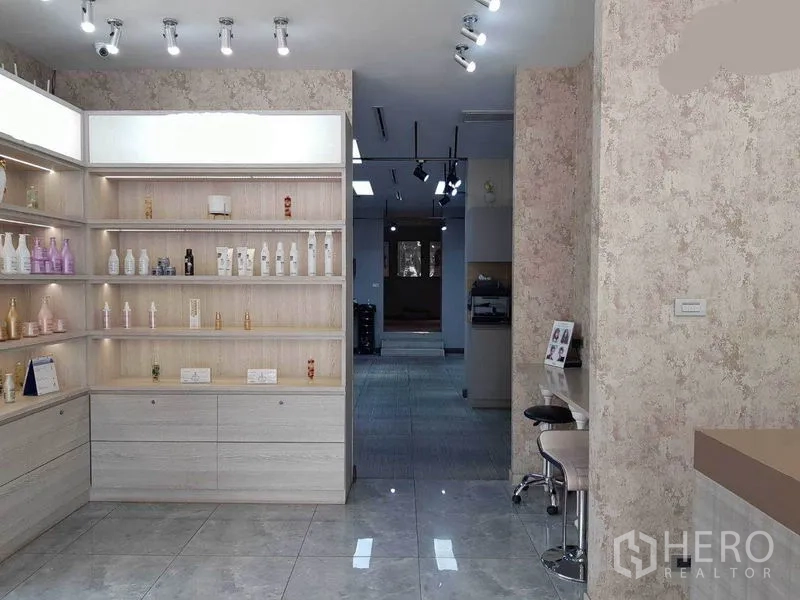 พื้นที่ขายปลีก ให้เช่าในWatthana, Bangkok - ภายในร้านสว่างด้วยชั้นโชว์ไม้ลายอ่อน ไฟราง และพื้นกระเบื้องเงา เชื่อมต่อไปยังด้านหลังร้าน