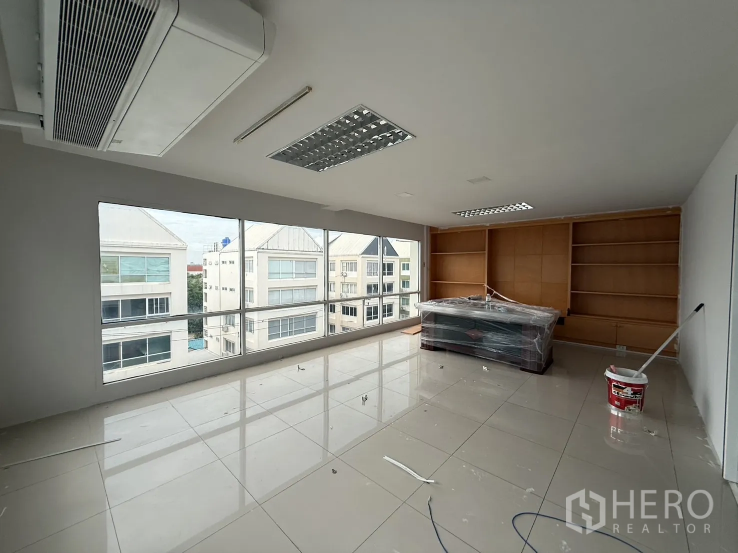 สำนักงาน ให้เช่าในBueng Kum, Bangkok - ห้องผู้บริหารกระจกมุมกว้าง พร้อมแอร์และชั้นวางเต็มผนัง