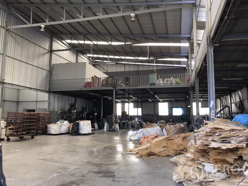 คลังสินค้า ให้เช่าในMueang Samut Prakan, Samut Prakan - ภายในโกดังเพดานสูง โครงสร้างเหล็ก มีเมซานีนและพื้นคอนกรีต ในอำเภอเมืองสมุทรปราการ