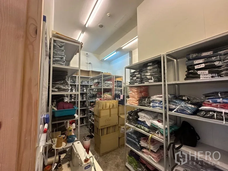 พื้นที่ขายปลีก ให้เช่าในPhra Khanong, Bangkok - ห้องเก็บของด้านหลัง พร้อมชั้นเหล็ก กล่องสินค้า และไฟฟลูออเรสเซนต์ พร้อมใช้งาน