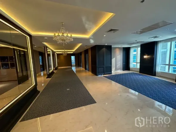 办公空间 出租 - 宽敞走廊，水晶吊灯、镜面墙与灯槽照明