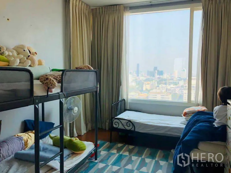 คอนโด ให้เช่าในWatthana, Bangkok - ห้องนอนเด็ก เตียงสองชั้น พร้อมหน้าต่างบานใหญ่ชมวิวสกายไลน์เมือง.