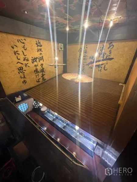 อาคารพาณิชย์ ให้เช่าในKhlong Toei, Bangkok - พื้นที่ยกระดับแบบเสื่อตาตามิอยู่เหนือบาร์ พร้อมส potlight และร่มตกแต่ง