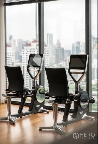 公寓 出租或出售在Watthana, Bangkok - 靠落地窗的卧式健身车特写。