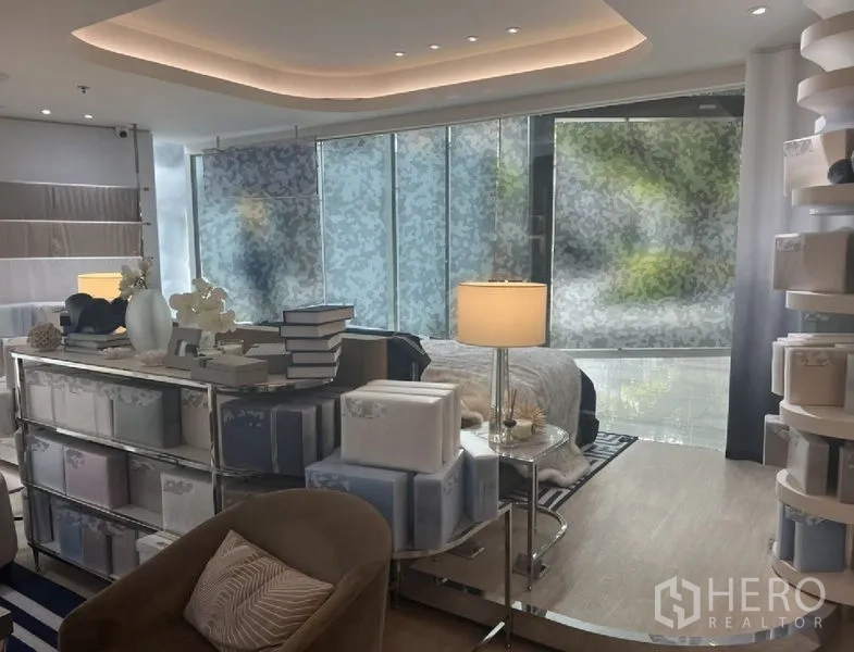 零售空间 出租在Watthana, Bangkok - 开放式店铺空间，吊顶灯、大窗与陈列柜