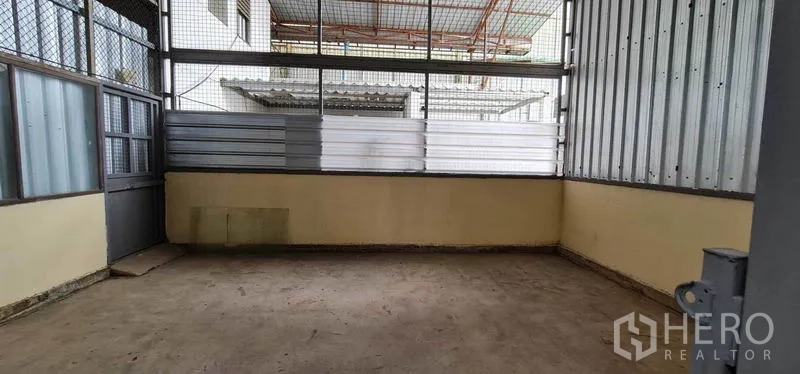 คลังสินค้า ให้เช่าในPak Kret, Nonthaburi - ห้องด้านข้างมีหน้าต่างและผนังเมทัลชีท เหมาะเป็นที่เก็บของหรือพักงาน