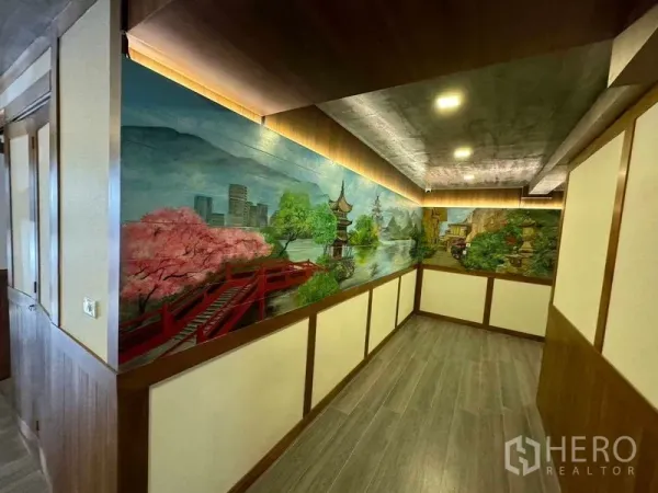 店屋 出租在Watthana, Bangkok - 店屋走廊，木质护墙、筒灯与彩色山水壁画