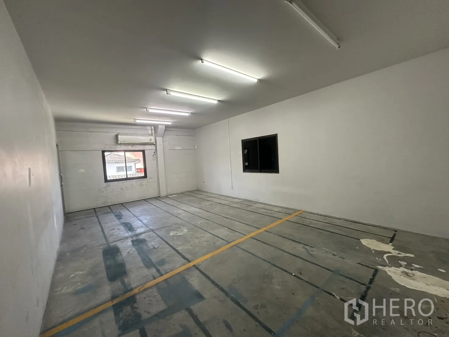 Warehouse for rent in Bang Na, Bangkok - Long workshop room with AC and single window.