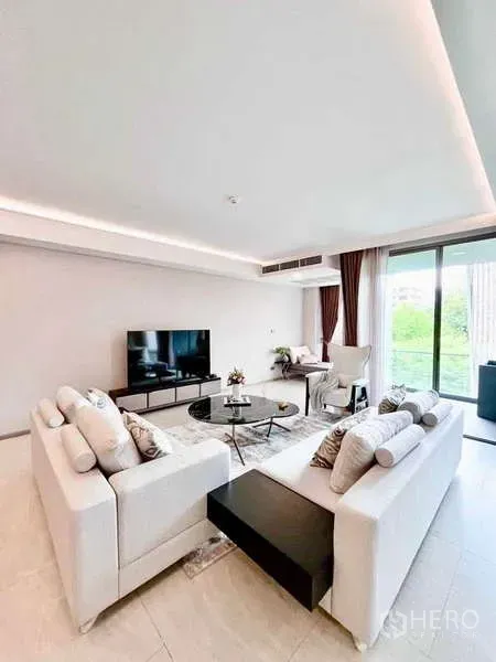 คอนโด ให้เช่าในWatthana, Bangkok - ห้องนั่งเล่นสว่าง ทีวี โซฟา และระเบียงวิวพื้นที่สีเขียว