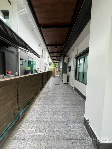 Detached House for rent in Bang Kapi, Bangkok - Service corridor with canopy, utility units and textured tile floor.