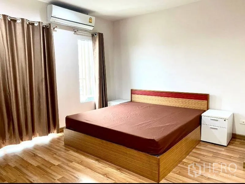 ทาวน์เฮาส์ for rent in Suan Luang, Bangkok - ห้องนอนมาสเตอร์พร้อมเตียงขนาดใหญ่ เครื่องปรับอากาศ และแสงธรรมชาติ