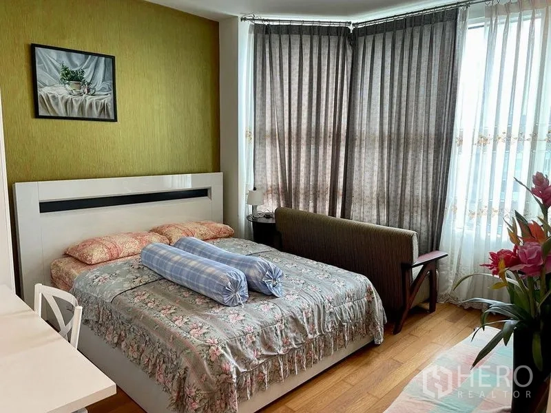 คอนโด ให้เช่าในKhlong San, Bangkok - ห้องนอนสว่าง มีเตียงและหน้าต่างมุมบานใหญ่พร้อมผ้าม่านทึบ