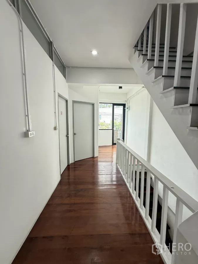 อาคารพาณิชย์ ให้เช่าในKhlong Toei, Bangkok - โถงบริเวณชานพักบันได มีประตูออกระเบียงและห้องข้างเคียง