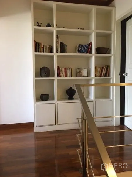 คอนโด ให้เช่าในPathum Wan, Bangkok - ชั้นบนมีชั้นหนังสือบิลท์อินสีขาว วางหนังสือและของตกแต่ง