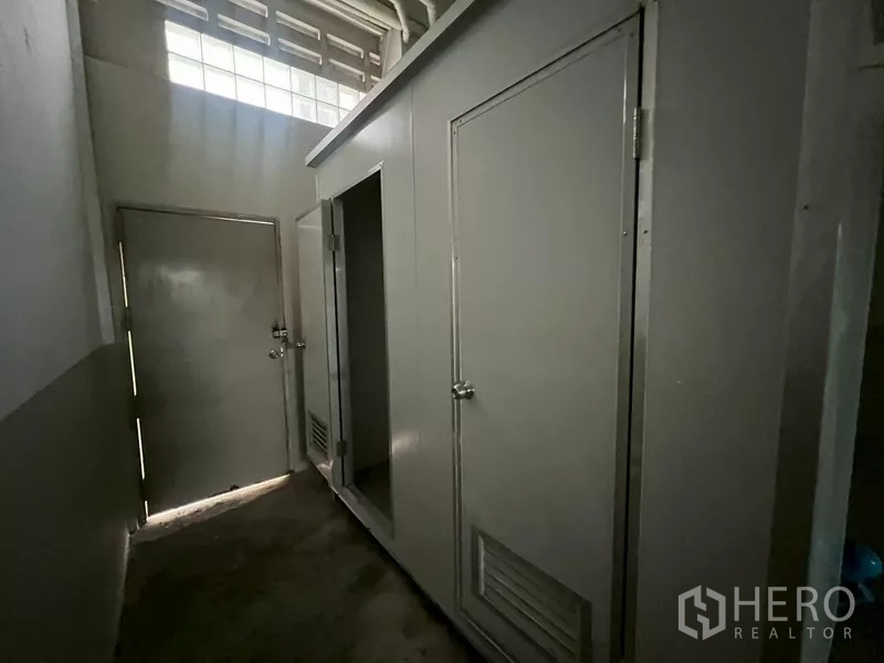 คลังสินค้า ให้เช่าในPhra Khanong, Bangkok - ห้องน้ำและยูทิลิตีภายในโกดัง