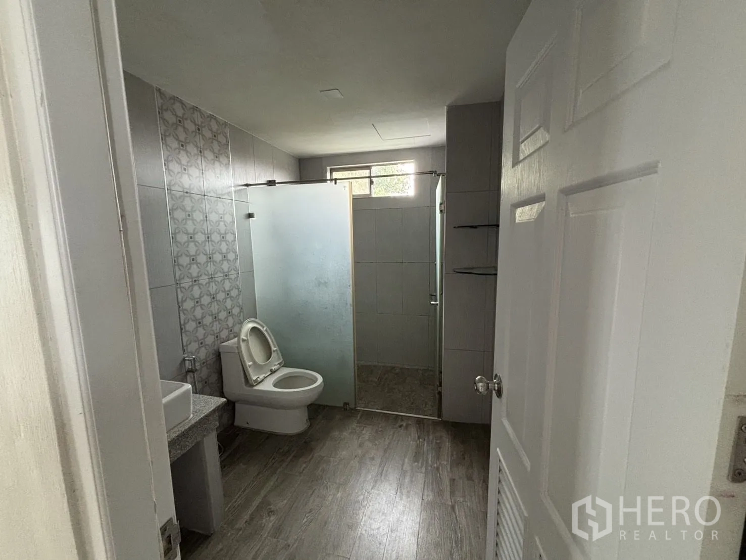 คลังสินค้า ให้เช่าหรือขายในWang Thonglang, Bangkok - ห้องน้ำในตัว กั้นอาบน้ำกระจกฝ้า ผนังกระเบื้อง