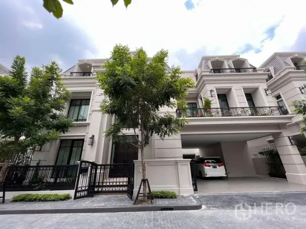 Detached House for sale in Yan Nawa, Bangkok - Neoclassical detached house facade with gated entrance and covered carport.