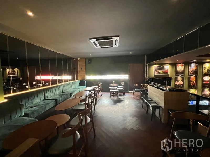 พื้นที่ขายปลีก ให้เช่าในWatthana, Bangkok - เลานจ์ชั้นบนกว้าง โซฟายาว พื้นไม้ลายก้างปลา และมุมดีเจ