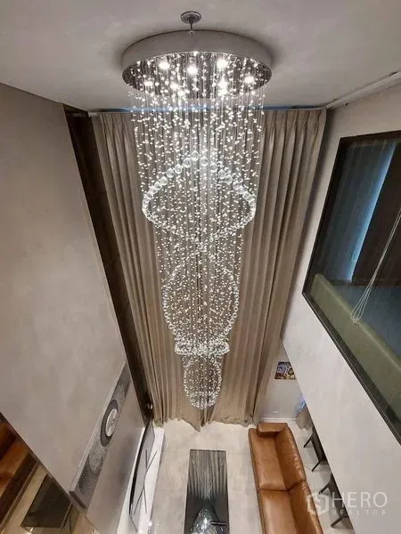 คอนโด ให้เช่าหรือขายในRatchathewi, Bangkok - มุมใกล้ของโคมระย้าคริสตัลทรงเกลียวแขวนในโถงเพดานสูง