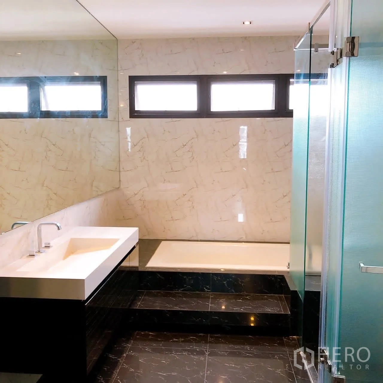 ทาวน์เฮาส์ ให้เช่าหรือขายในLat Phrao, Bangkok - ห้องน้ำพร้อมอ่างอาบน้ำ เคาน์เตอร์ซิงก์ และผนังลายหินอ่อน