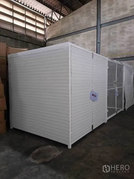 โรงงาน ให้เช่าในBang Phli, Samut Prakan - กรงเก็บของสีขาวแบบล็อกได้ในพื้นที่โกดังเพดานสูง