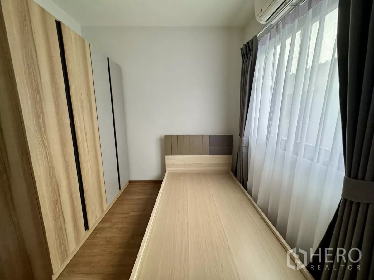 Townhouse for rent in Bang Phli, Samut Prakan - Cozy single bedroom with wood bed, large wardrobe and sheer curtains
