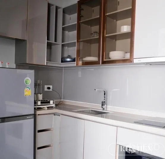 公寓 出租在Watthana, Bangkok - 厨房近景，亮光柜体、水槽与家电