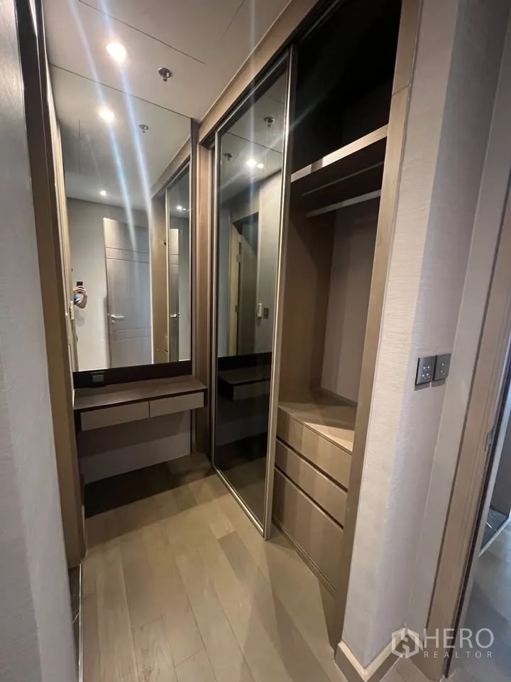 公寓 出租在Huai Khwang, Bangkok - 步入式衣帽区，镜面推拉衣柜与梳妆台一体。