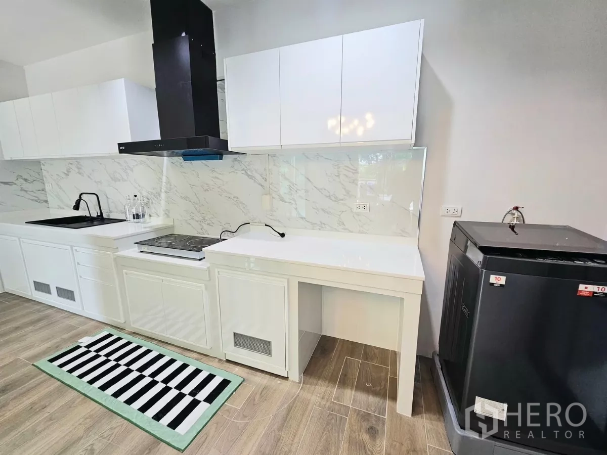 ทาวน์เฮาส์ ให้เช่าในSaphan Sung, Bangkok - ท็อปครัวพร้อมเตา เครื่องดูดควัน ตู้เก็บของ และเครื่องใช้ไฟฟ้า