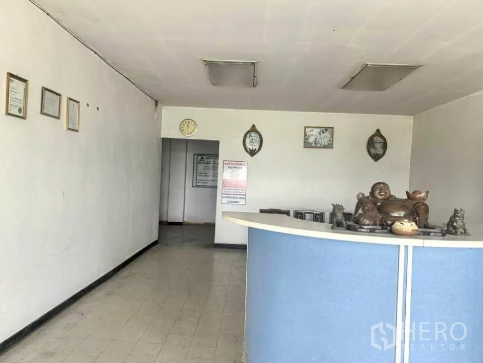 工厂 出售在Bang Phli, Samut Prakan - 办公楼大堂，弧形接待台与墙面装饰