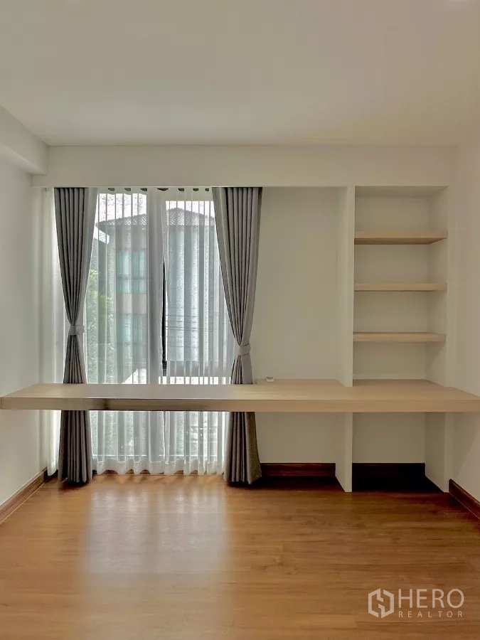 บ้าน ให้เช่าหรือขายในPrawet, Bangkok - ห้องทำงาน/ห้องนอน พร้อมโต๊ะยาว ชั้นวาง และม่านโปร่ง