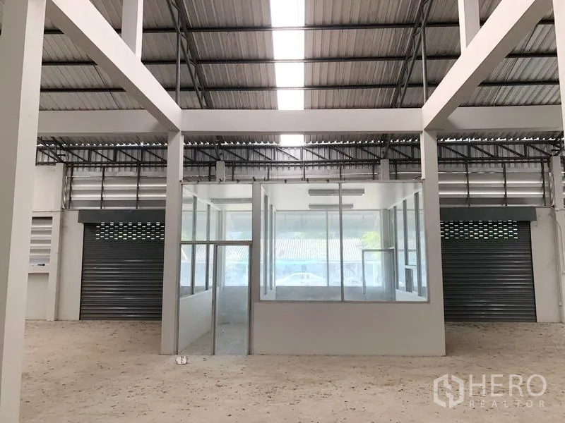 工厂 出租在Bang Bua Thong, Nonthaburi - 厂内中央玻璃隔断办公室，左右为卷帘门出入口。