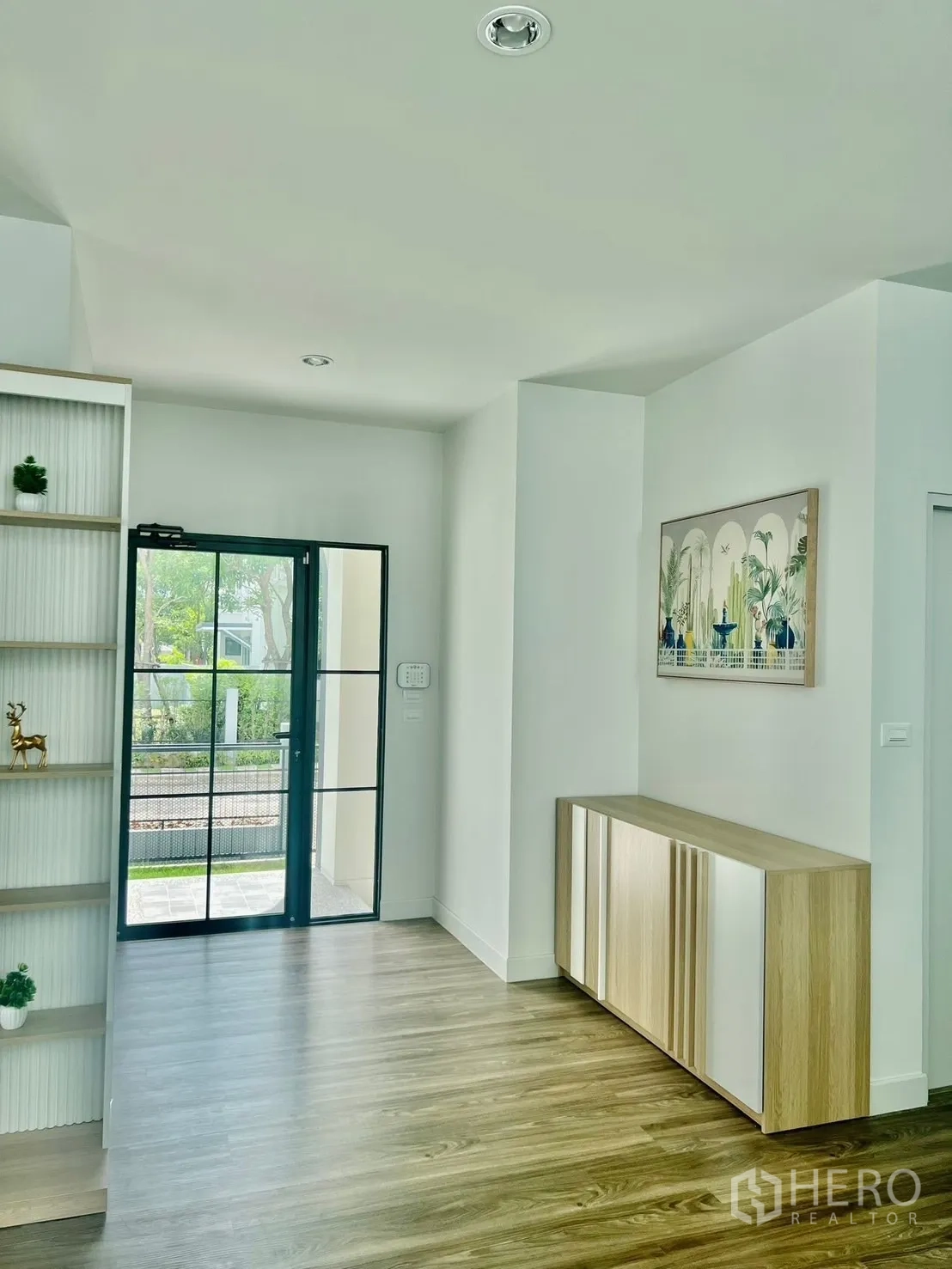 บ้าน ให้เช่าในBang Sao Thong, Samut Prakan - โถงทางเข้าพร้อมประตูกระจกออกสู่ที่จอดรถ ตู้ชั้นวางบิลท์อิน และคอนโซลโมเดิร์น