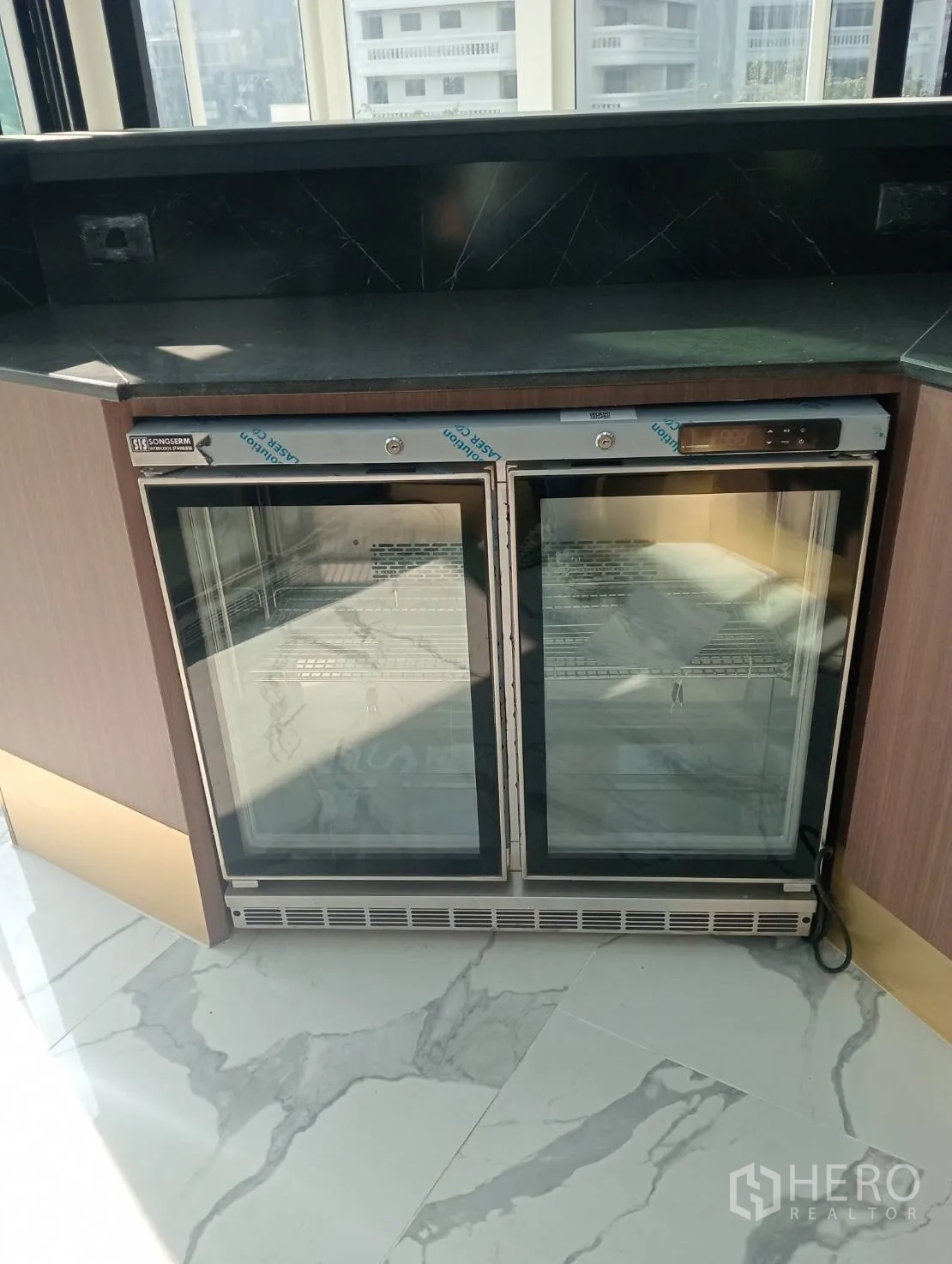 零售空间 出租 - 不锈钢水槽与木柜，黑色台面