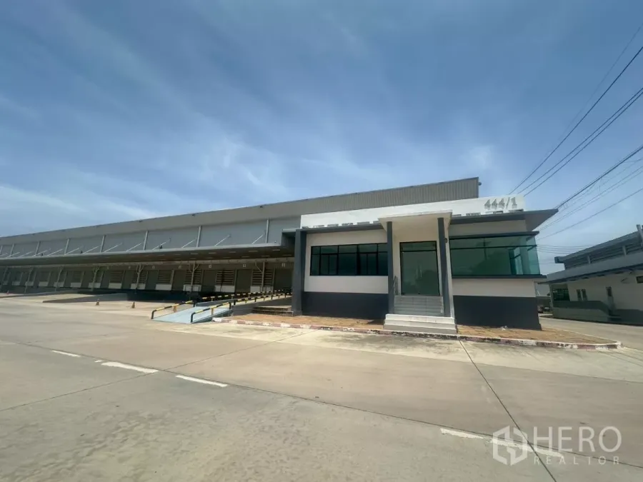 Warehouse for rent in Bang Phli, Samut Prakan - Front view of warehouse office pavilion beside multiple loading docks and canopy.