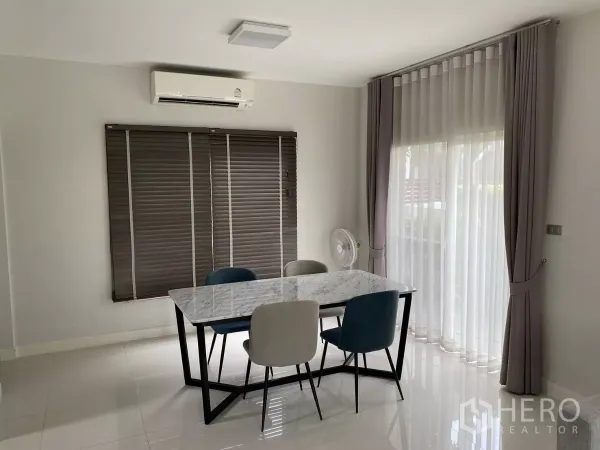 บ้าน ให้เช่าในPrawet, Bangkok - พื้นที่ทานอาหารริมหน้าต่าง ผ้าม่านทึบและโปร่ง พร้อมเครื่องปรับอากาศ