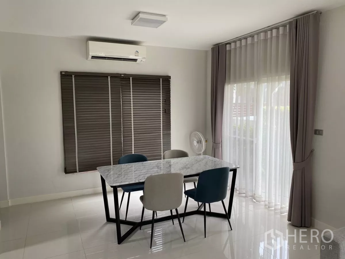 บ้าน ให้เช่าในPrawet, Bangkok - พื้นที่ทานอาหารริมหน้าต่าง ผ้าม่านทึบและโปร่ง พร้อมเครื่องปรับอากาศ