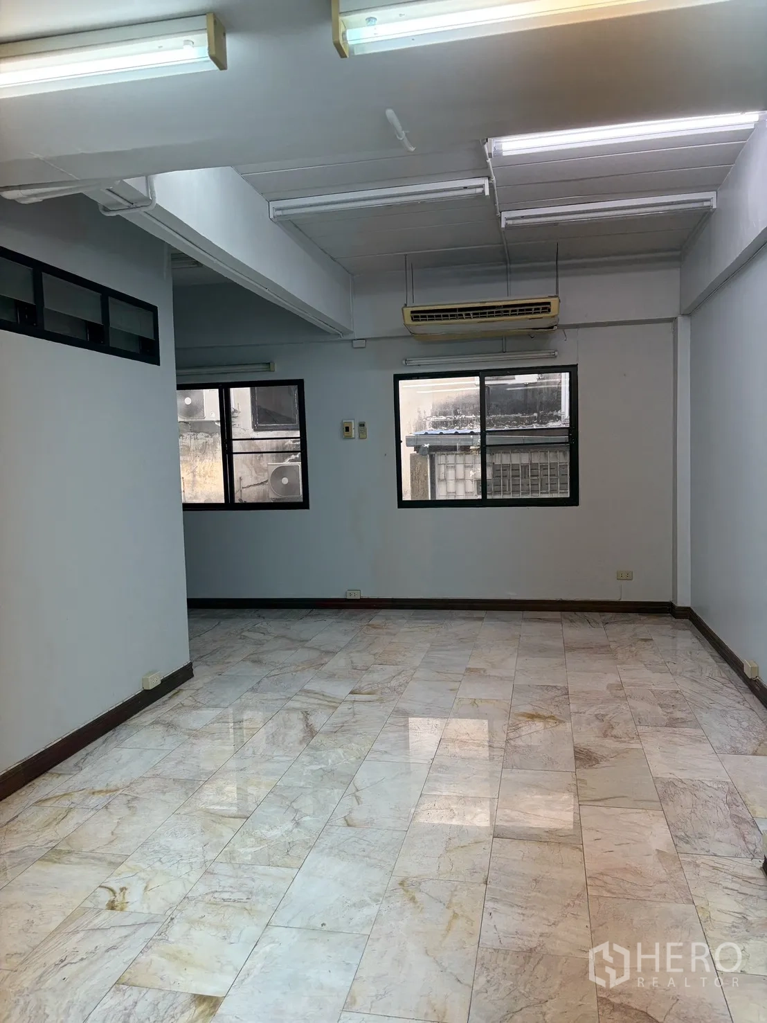 โฮมออฟฟิศ for rent in Watthana, Bangkok - โซนออฟฟิศสว่าง ปูพื้นหินอ่อน ไฟนีออน และหน้าต่างรอบด้าน