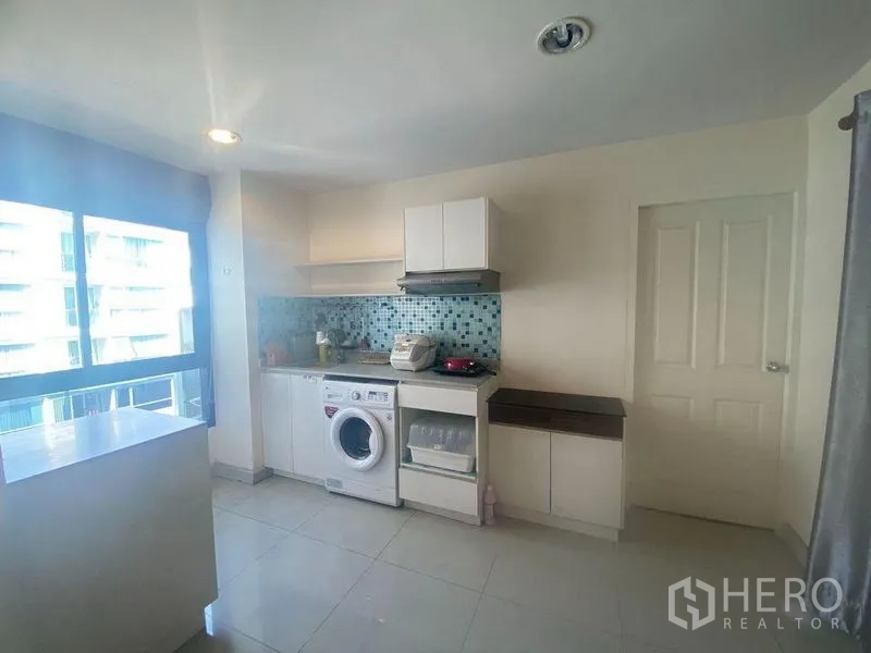 คอนโด ขายในPhra Khanong, Bangkok - ครัวสว่างตา ตู้สีขาว ผนังกันเปื้อนโมเสกสีน้ำเงิน พร้อมเครื่องซักผ้า