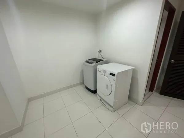 คอนโด ให้เช่าในWatthana, Bangkok - ห้องซักรีดแยก พร้อมเครื่องซักผ้าและเครื่องอบผ้าในคอนโดวัฒนา