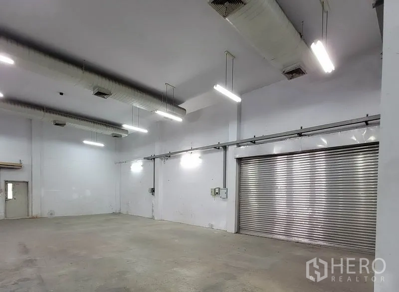 货栈 出租在Sam Phran, Nakhon Pathom - 高顶仓库库位，明亮灯光与大型不锈钢卷帘门