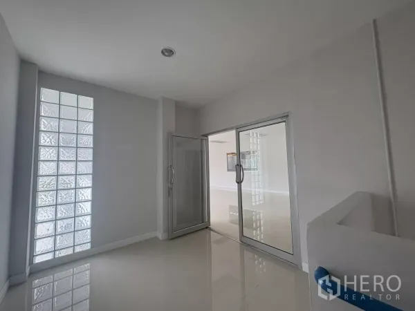 โรงงาน ให้เช่าในBang Phli, Samut Prakan - โถงทางเข้ามีกำแพงบล็อกแก้วและประตูกระจกบานเลื่อนสู่สำนักงาน