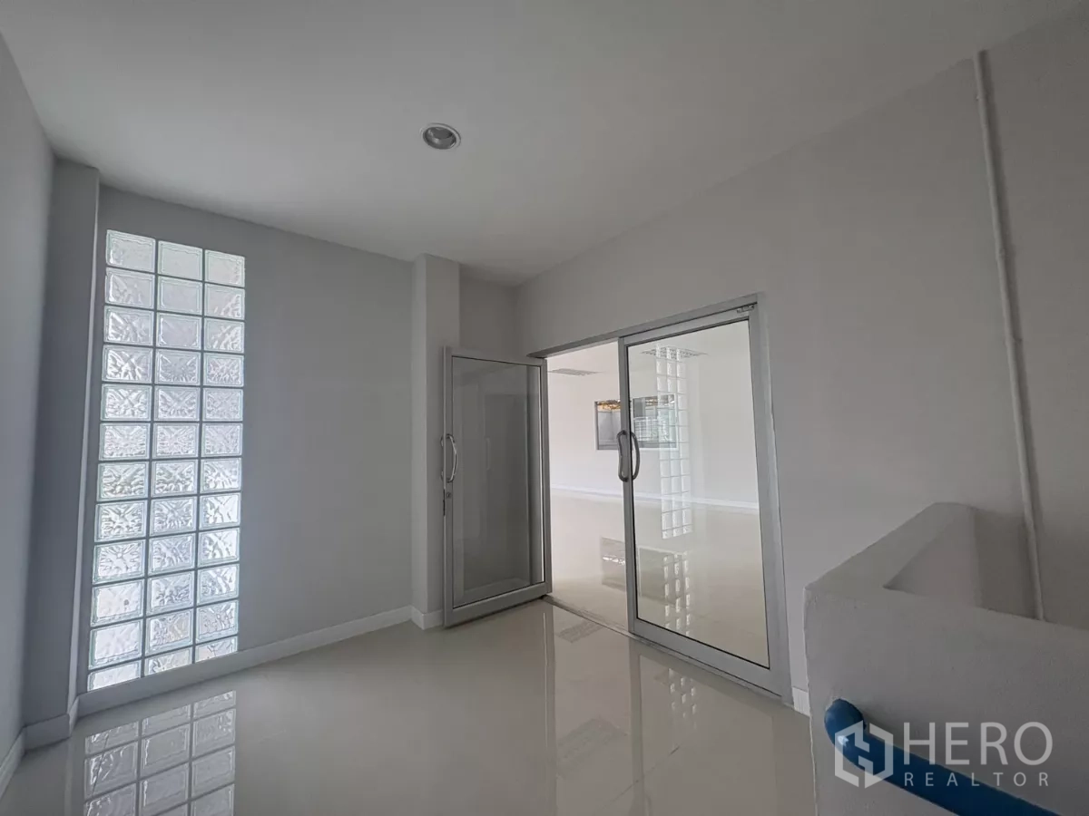 โรงงาน ให้เช่าในBang Phli, Samut Prakan - โถงทางเข้ามีกำแพงบล็อกแก้วและประตูกระจกบานเลื่อนสู่สำนักงาน