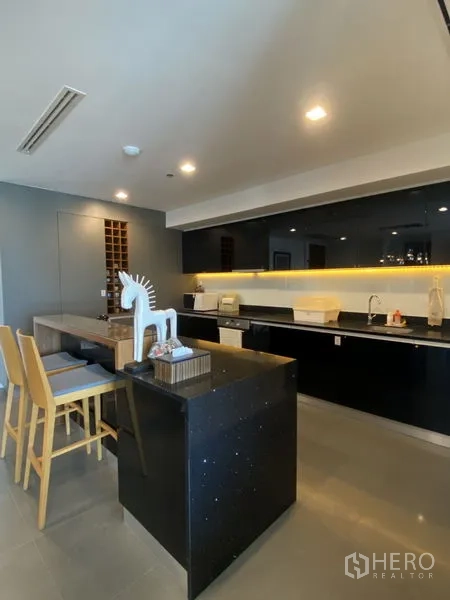 คอนโด ให้เช่าในKhlong San, Bangkok - ไอส์แลนด์ครัวร่วมสมัยพร้อมสตูลบาร์และตู้บิวท์อินเรียบหรู