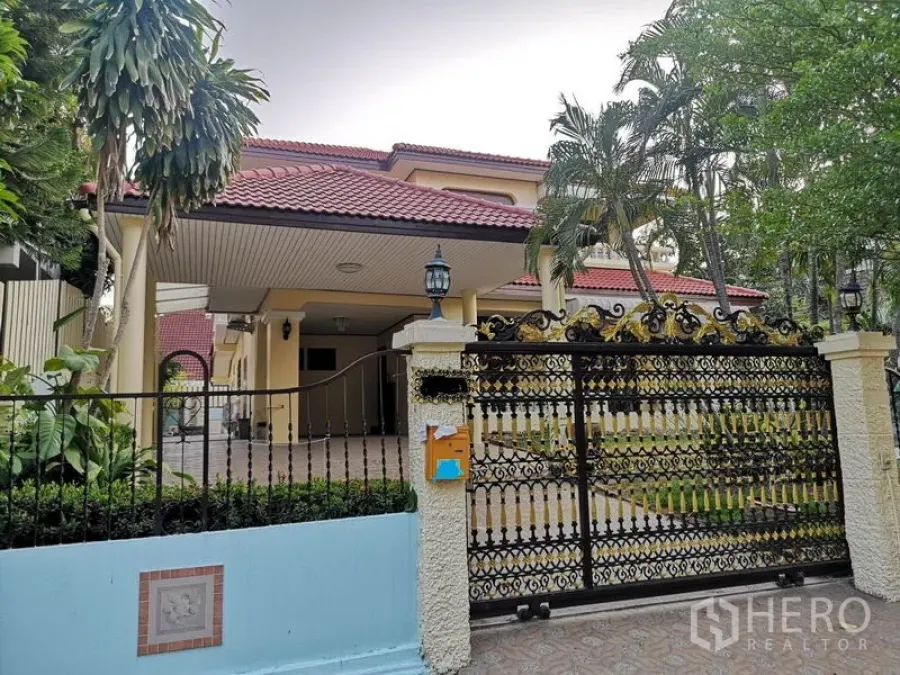 独立式住宅 出售 - 带铁艺大门的两层独栋别墅，红色瓦顶，车道与成熟棕榈树。